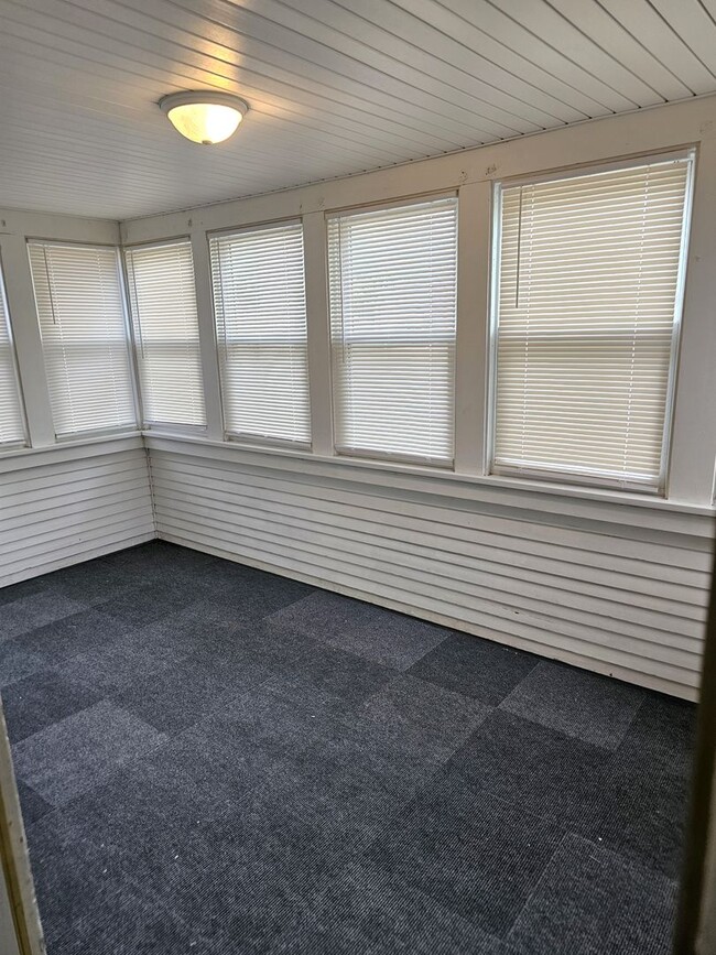 Building Photo - FOR RENT- 4 bed home on Hope Ave, Pets ok ...