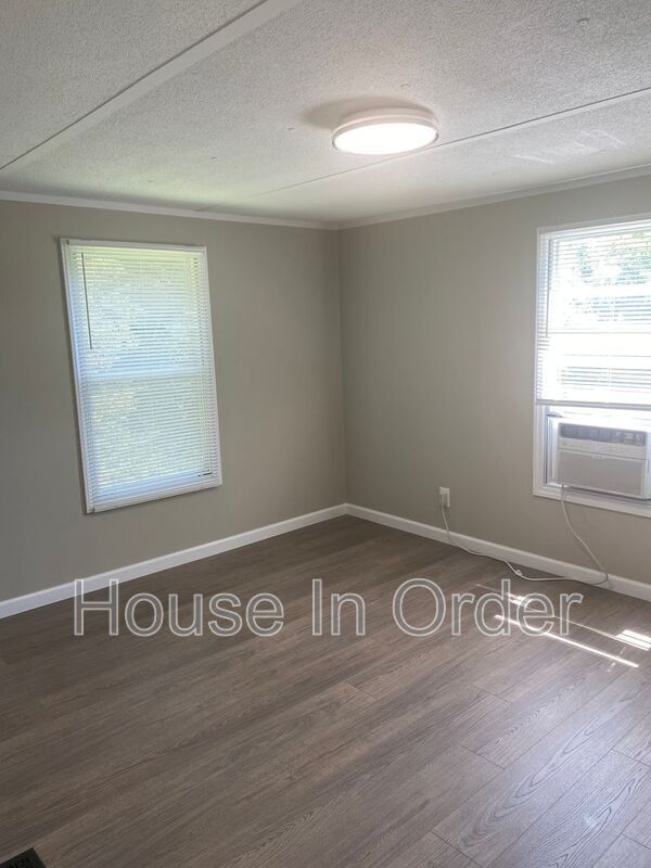 Building Photo - 6 Twin Oaks Dr