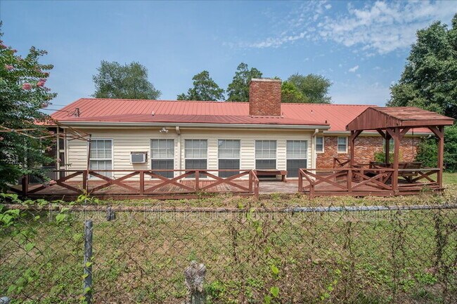 Building Photo - 2524 Chickasaw Dr