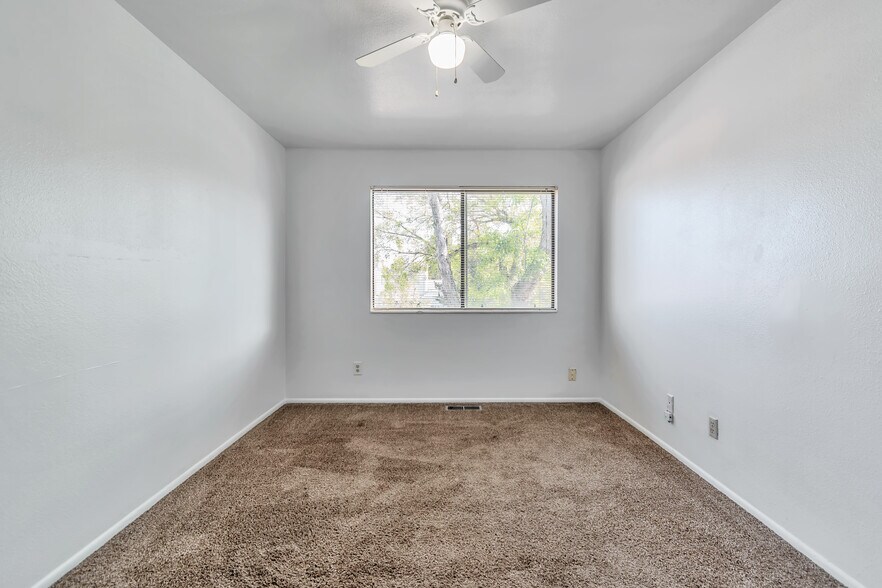 Building Photo - 1586 E Ventnor Ave