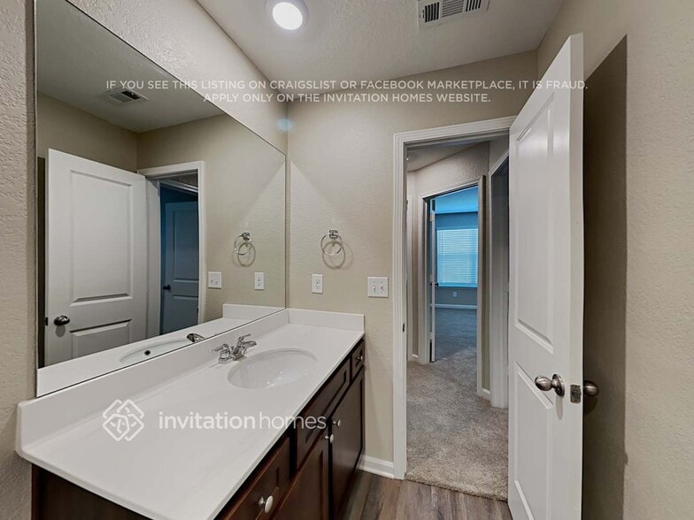 Building Photo - 407 Vermeer Ct