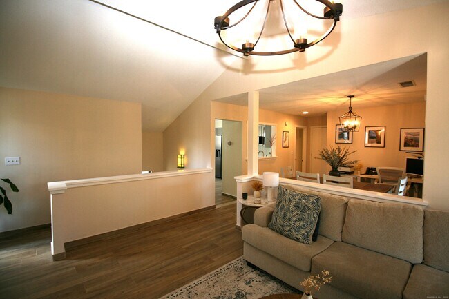 Building Photo - 7 Twin Oak Ct