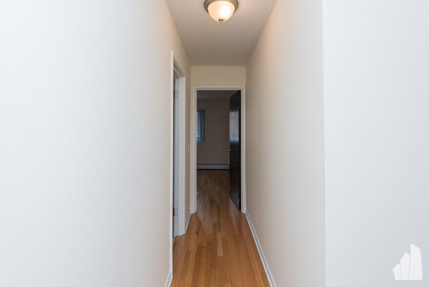 Building Photo - 5820 N Sheridan Rd