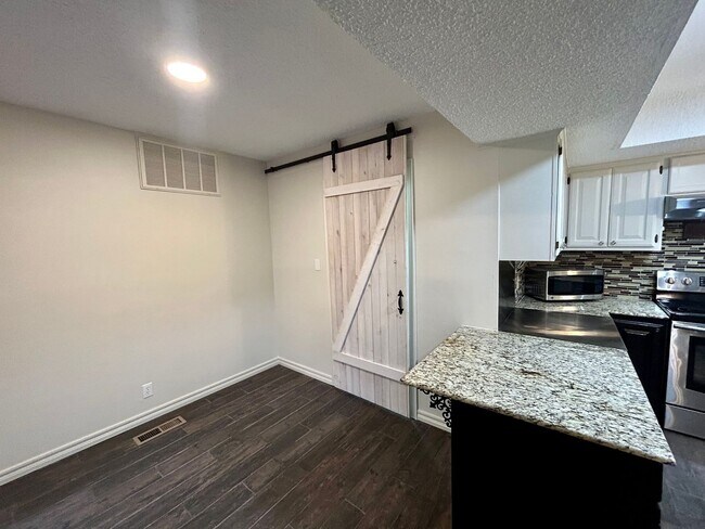 Building Photo - Gorgeous and spacious condo in a quiet and convenient location!