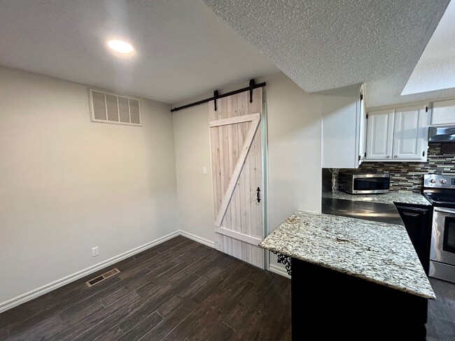 Building Photo - Gorgeous and spacious condo in a quiet and...