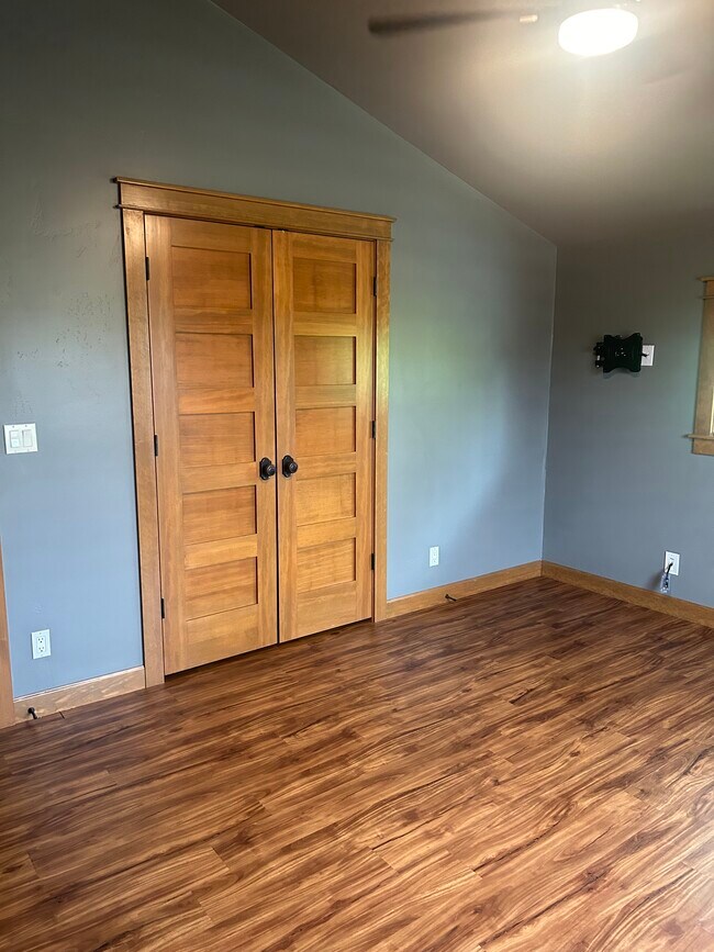 Building Photo - 4047 W Shoreview Ln