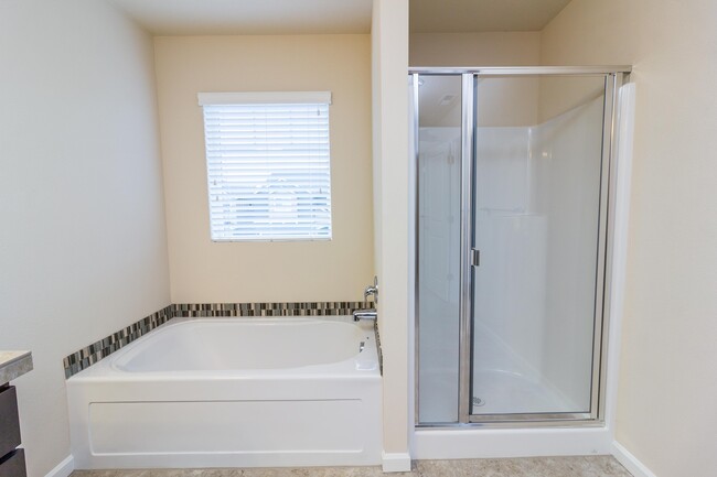 Building Photo - Move In Ready - 5 bedroom 3 Bath Townhome ...