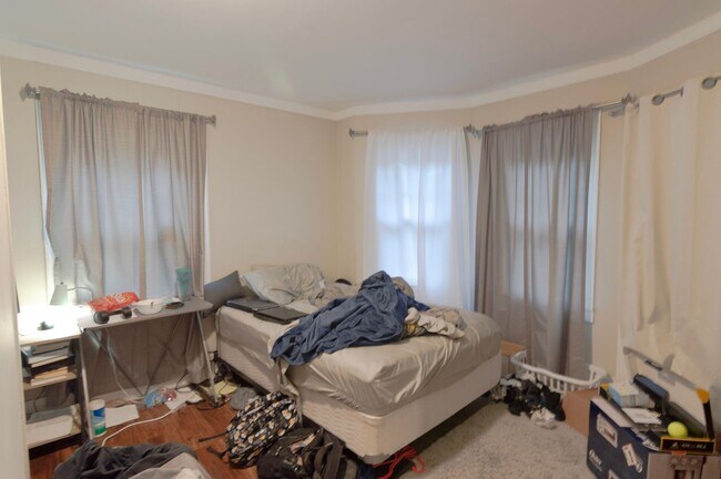 Building Photo - Room for Rent in 5 Bedroom House