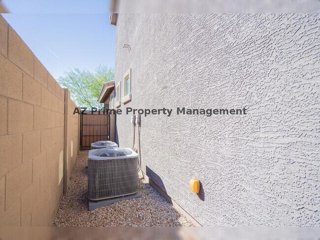 Building Photo - 3719 S 63rd Dr