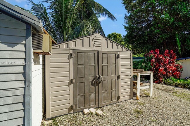 Building Photo - 945 Plantation Rd