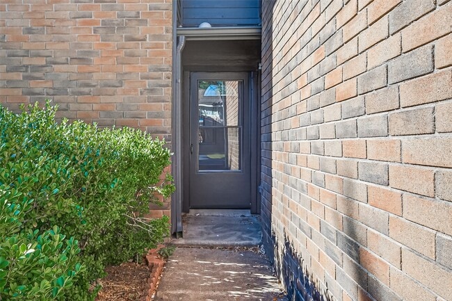 Building Photo - 1720 Old Creek Dr