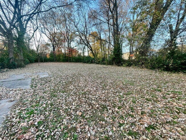 Building Photo - 919 S Douglas Ave