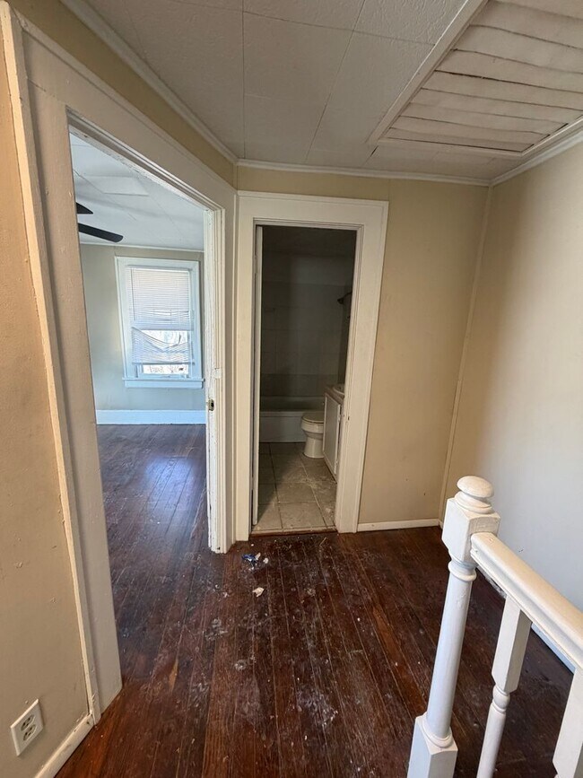 Building Photo - Spacious Duplex