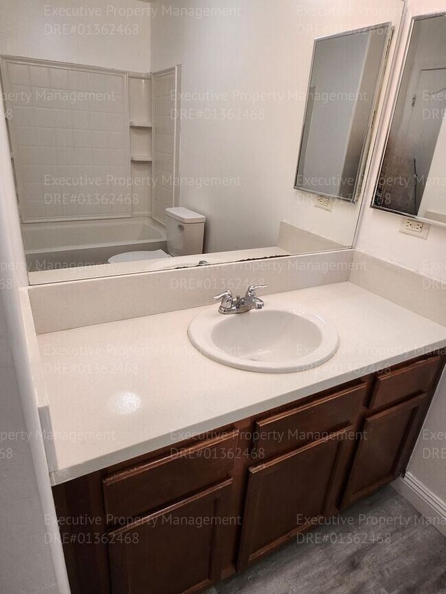 Building Photo - 4 bedroom/ 2 bathroom located in the South...