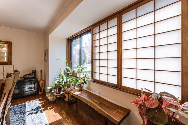 Building Photo - Stunning 4 Bedroom 3 and a Half Bath Bethe...