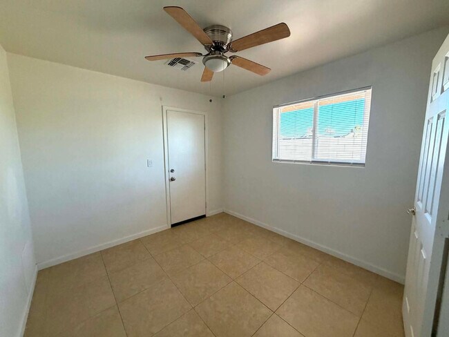 Building Photo - 15841 N Sunny Ln