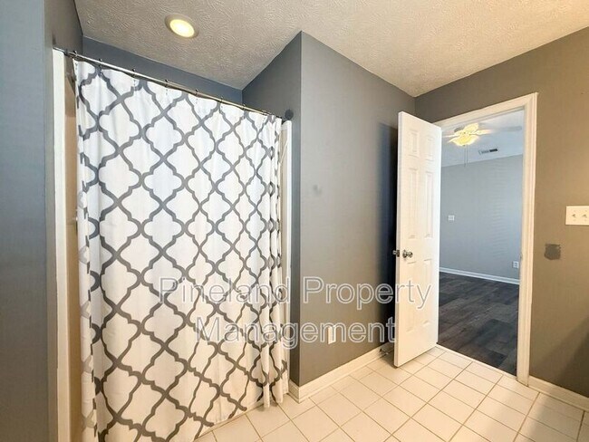 Building Photo - 225 Shakerstone Dr