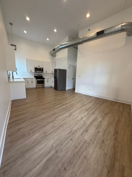 Building Photo - 4735 N Artesian Ave