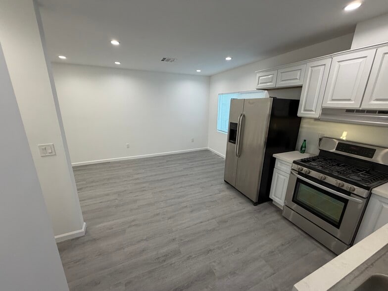 Building Photo - 6511 Clybourn Ave