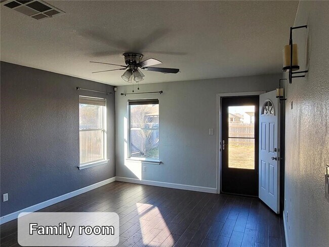 Building Photo - 204 Phillips St