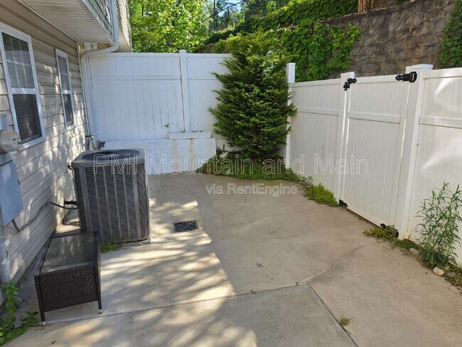 Building Photo - 25 Barnett Shoals Dr