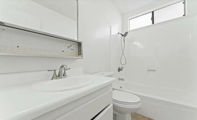 Building Photo - East Ventura Duplex – 2 Bedroom, 1.75 Bath...