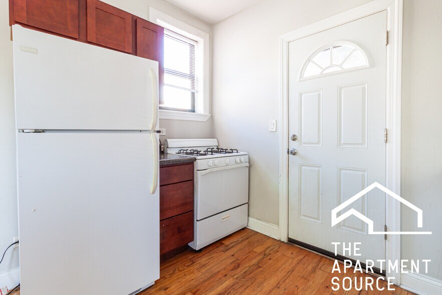 Building Photo - 630 W Cornelia Ave