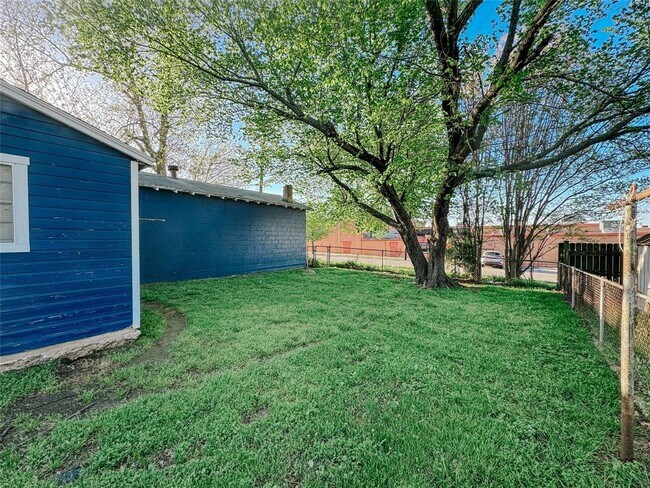 Building Photo - 622 W Brock St