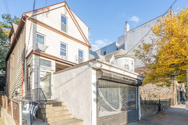 Building Photo - 140 McLean Ave