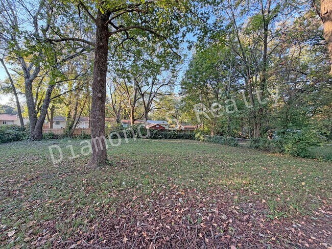 Building Photo - Charming 3 bedroom Home near Hwy 65 and Ch...