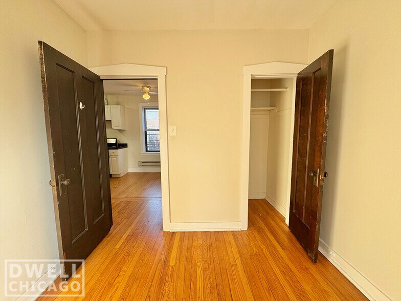 Building Photo - 3825 N Greenview Ave