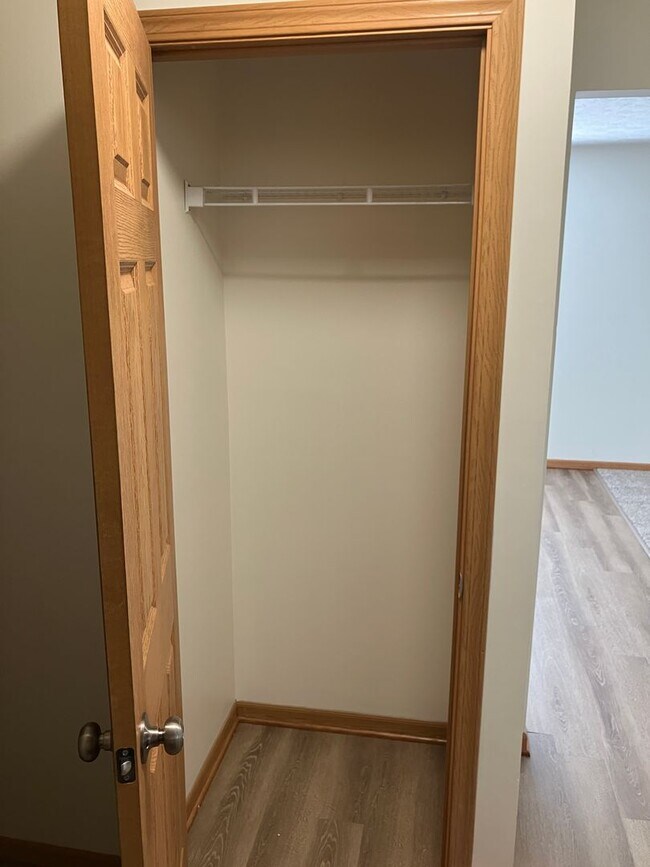 Building Photo - One bedroom apartment with attached one-car garage!