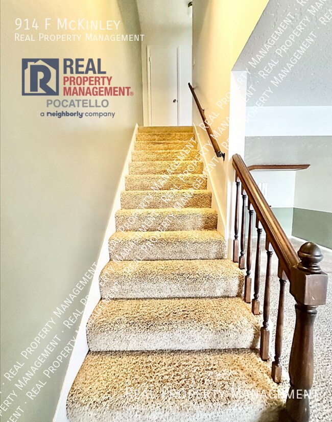 Building Photo - 2 bed 1.5 bath townhome - Covered parking