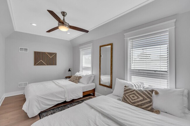 Building Photo - 1205 7th Ave