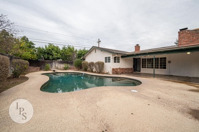Building Photo - Fig Garden area Large Home, 4BR/3BA, Pool - Lots of Amenities!