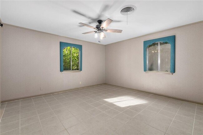Building Photo - 610 Lancelot Way
