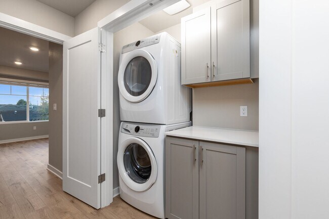 Building Photo - Modern 3 Bedroom Townhome with Designer Finishes in Lynnwood