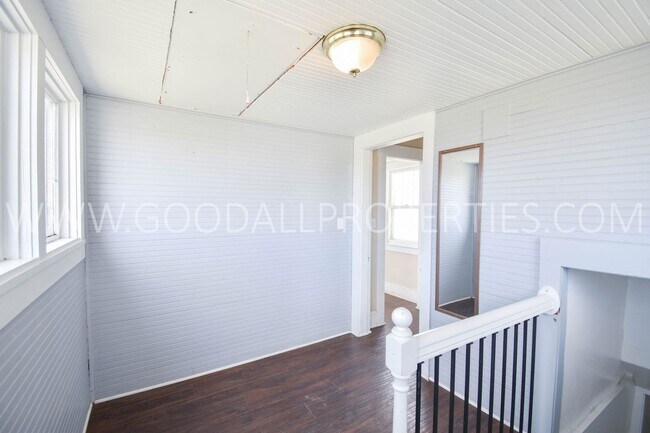 Building Photo - 2-Bedroom Farmhouse