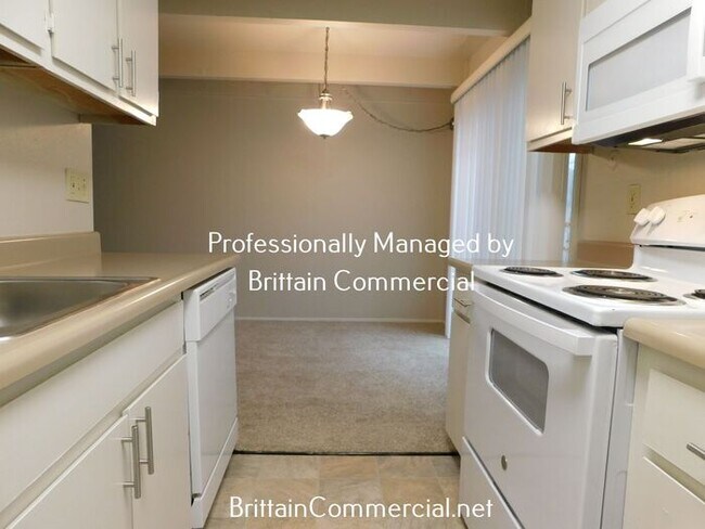 Building Photo - Spacious 2 Bedroom 1.5 Bath Townhouse Apar...