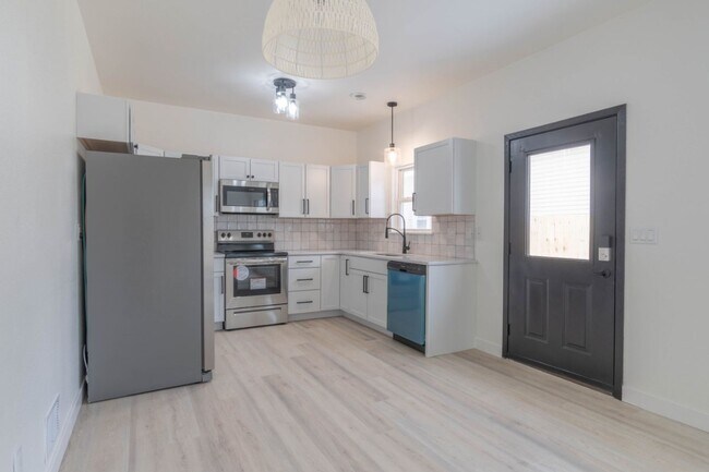 Building Photo - 3 Bedroom Single Family