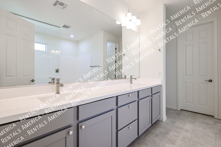 Building Photo - 1095 S Sunset Dr