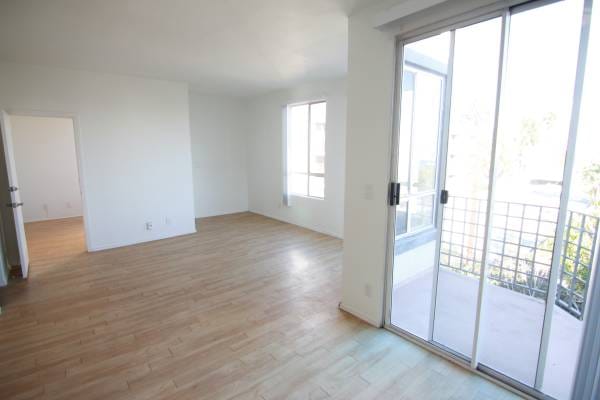 Building Photo - 884 Palm Ave