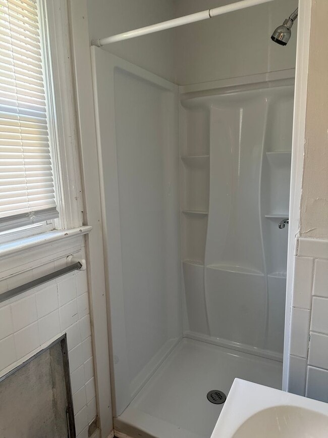 Building Photo - Studio available in the City of Williamsbu...
