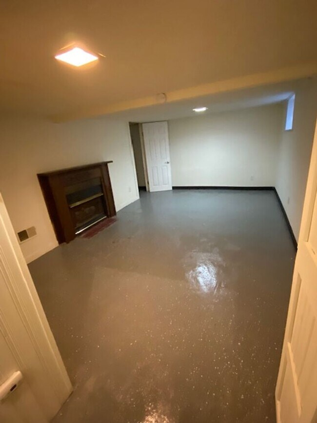 Building Photo - 3 Bedroom, 2 Bath w/Full Finished Basement and Lots of Charm