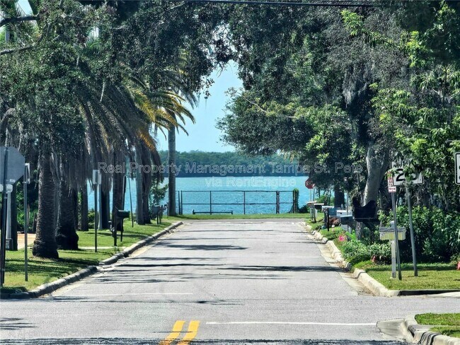 Building Photo - 611 Lyndhurst St