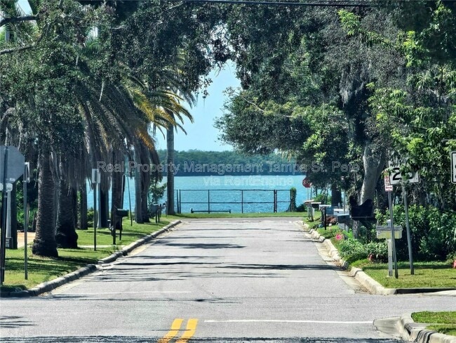 Building Photo - 613 Lyndhurst St