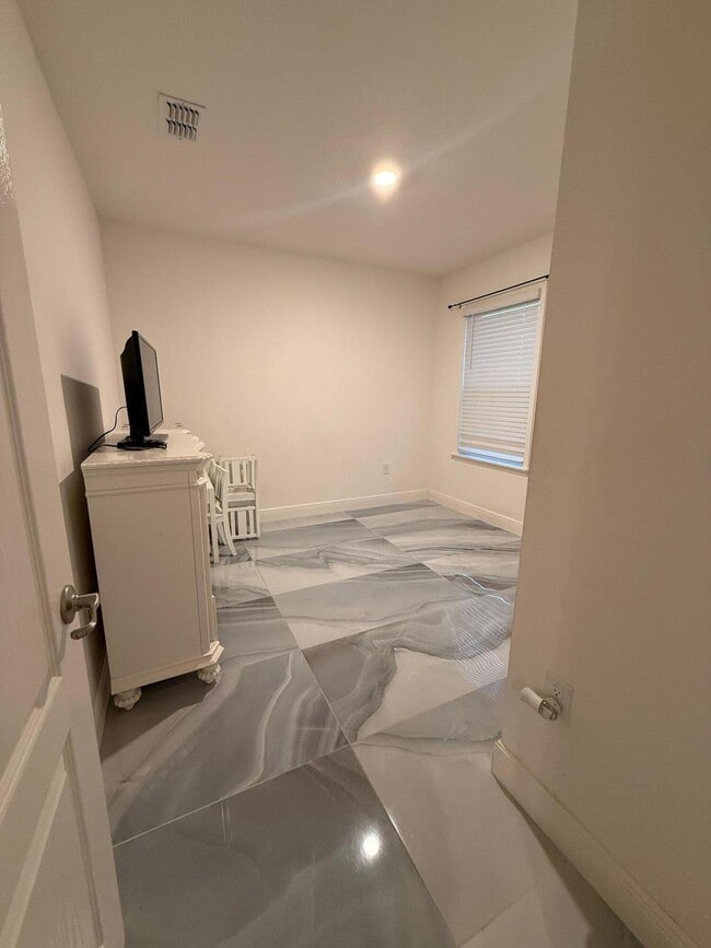 Building Photo - 878 SW Haas Ave