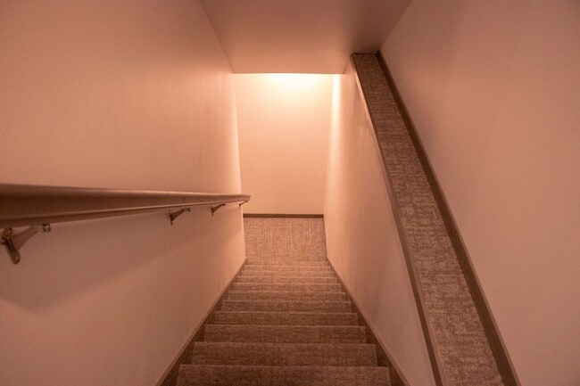 Building Photo - Spacious 2 Bed- Southside Apartment!