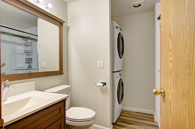Building Photo - Welcome to this charming 2 bedroom, 2 bath...