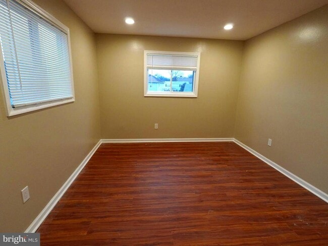 Building Photo - 710 N York Rd